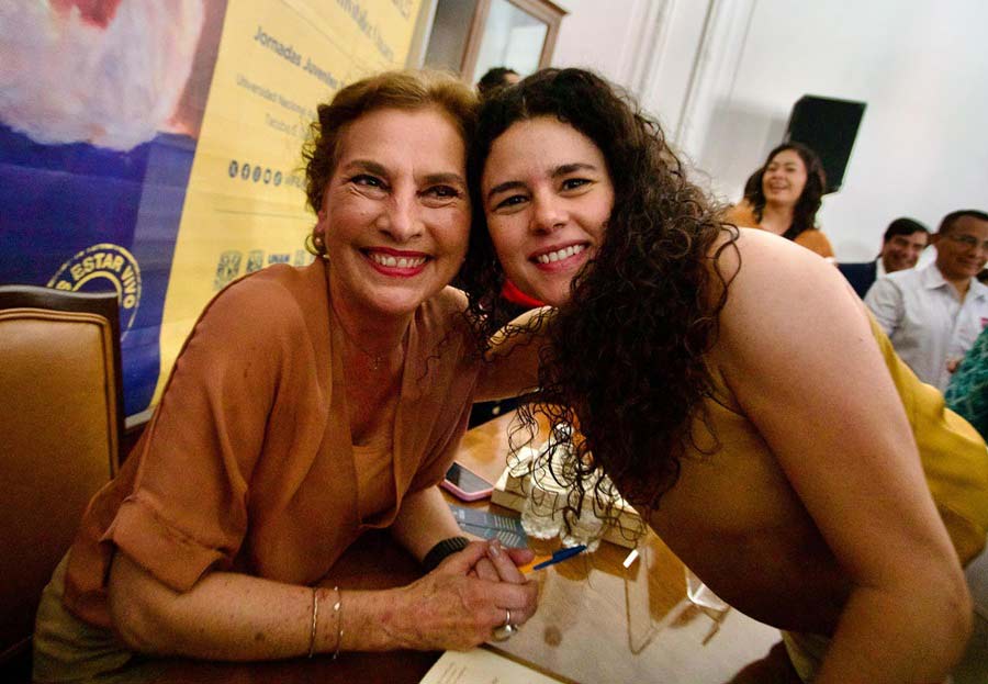 Beatriz Gutiérrez Müller y Luisa Alcalde.