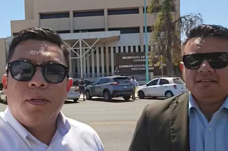 Jorge Heras y Eduardo Villalugo grabando video en frente del edificio de la Fuerza Estatal de Seguridad Ciudadana en Mexicali.