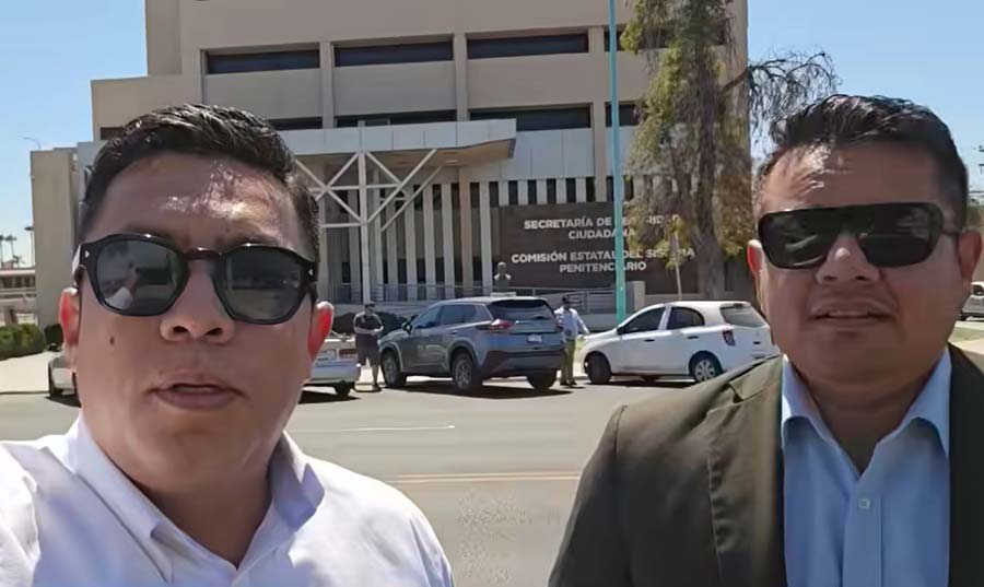 Jorge Heras y Eduardo Villalugo grabando video en frente del edificio de la Fuerza Estatal de Seguridad Ciudadana en Mexicali.
