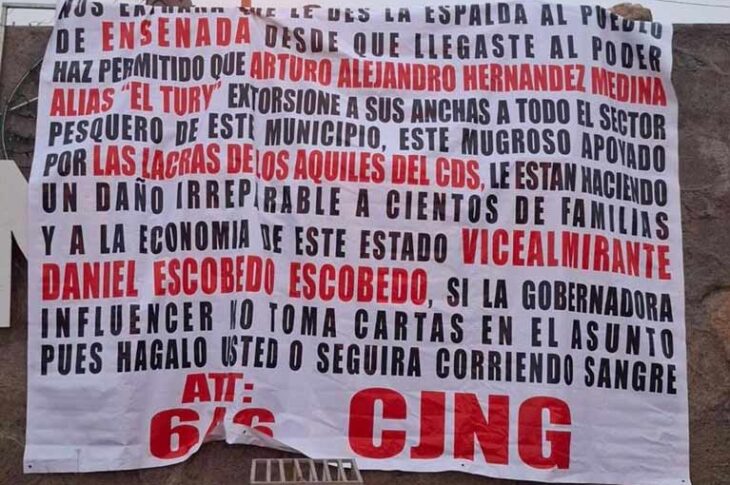 Narco-manta encontrada este domingo en Ensenada.