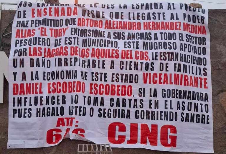 Narco-manta encontrada este domingo en Ensenada.