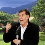 Gerardo Fernández Noroña y de fondo el jardín de su casa en Morelos.