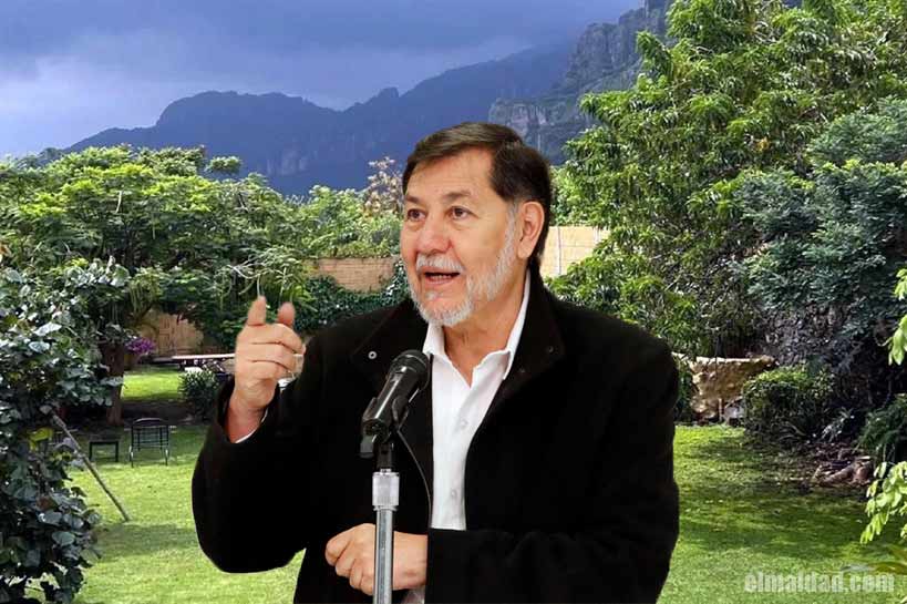 Gerardo Fernández Noroña y de fondo el jardín de su casa en Morelos.