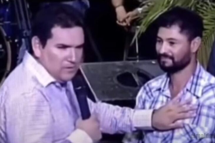 Pastor Jorge Pompa con feligrés en Honduras.