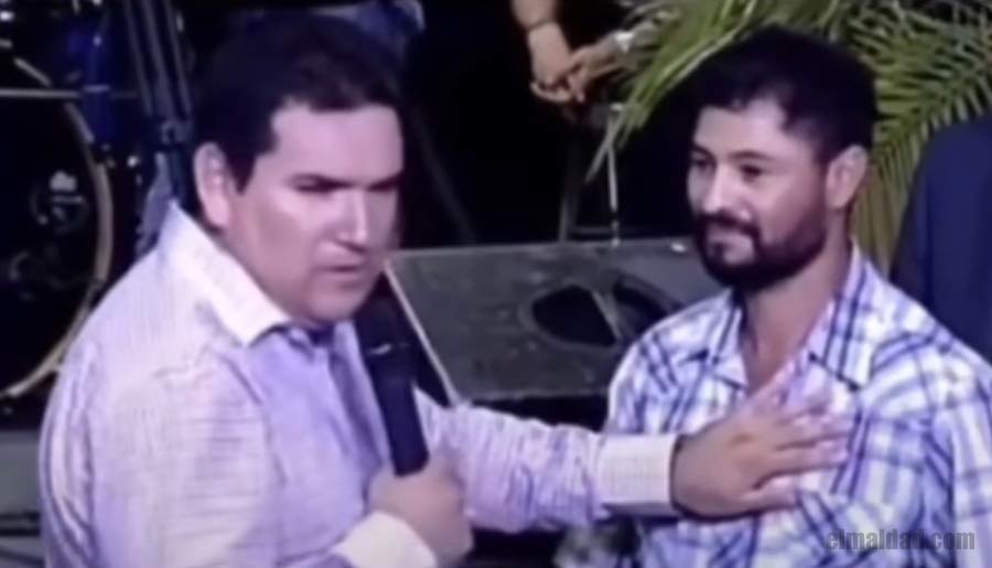 Pastor Jorge Pompa con feligrés en Honduras.