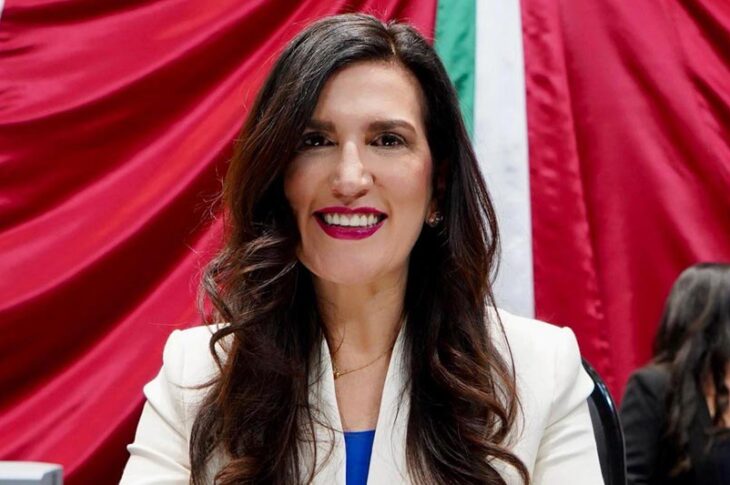 Kenia López.