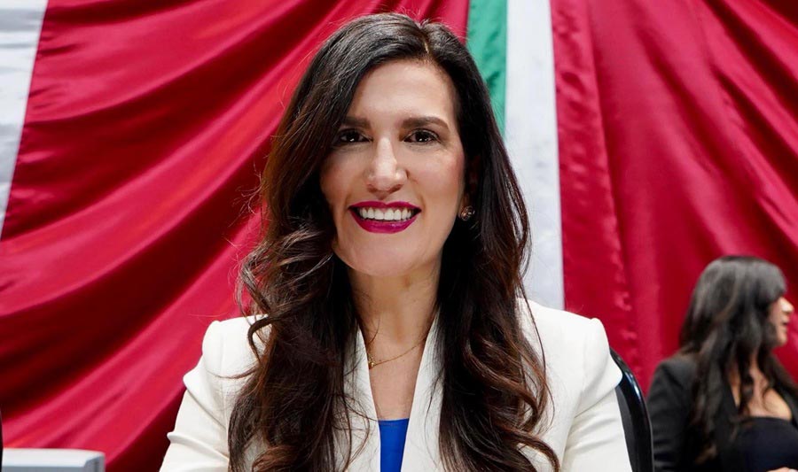Kenia López.