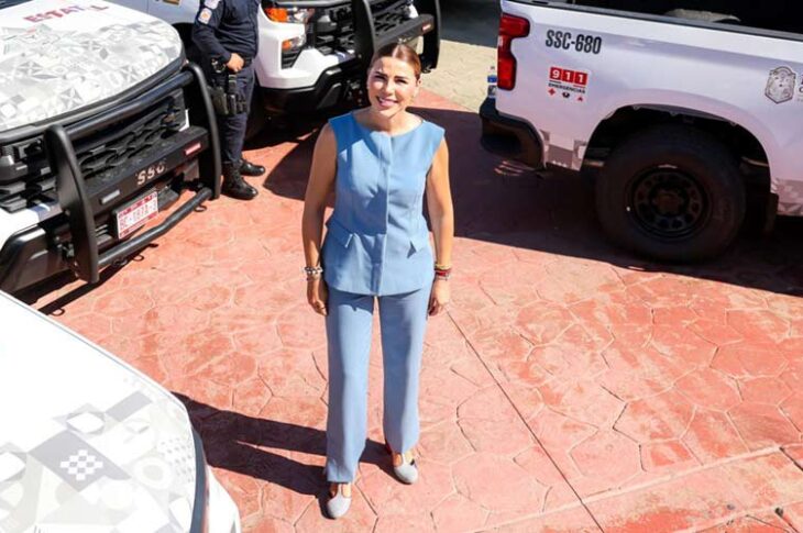 Marina del Pilar presumiendo las nuevas patrullas estatales.
