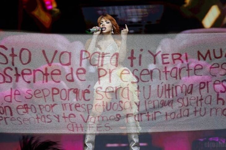 Yeri Mua amenazada con manta.