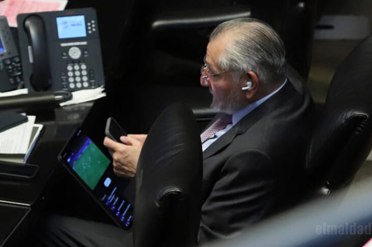 Adán Augusto bien "a gusto" viendo futbol en el senado.
