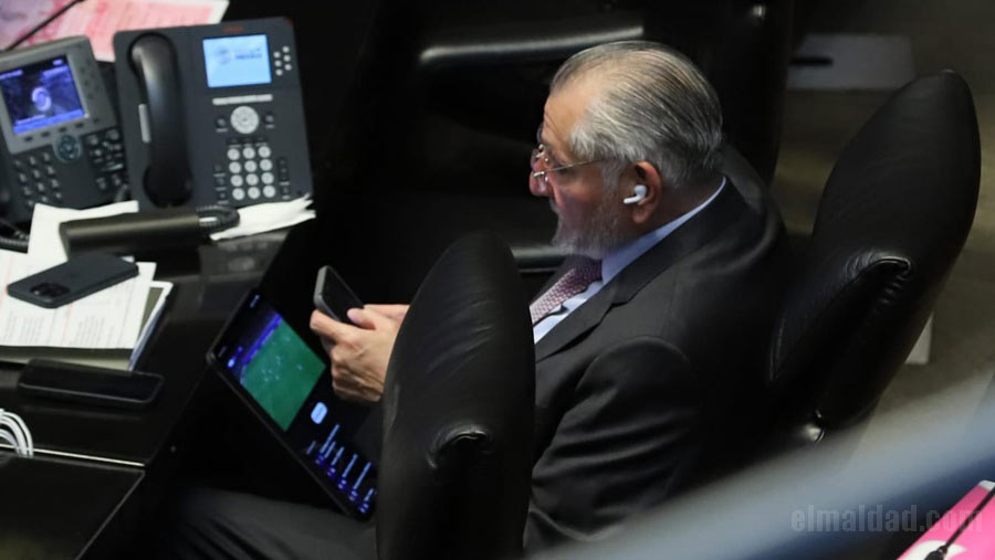 Adán Augusto bien "a gusto" viendo futbol en el senado.