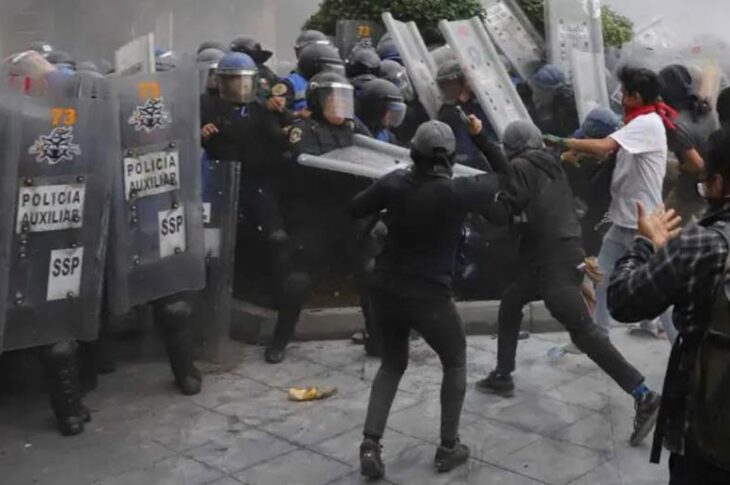 Enfrentamiento entre manifestantes y la policía. Foto: Javier Ríos.