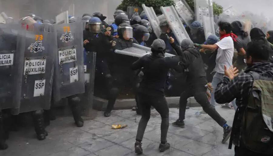 Enfrentamiento entre manifestantes y la policía. Foto: Javier Ríos.