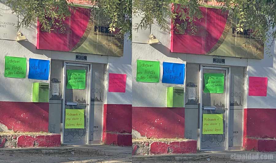 Cartulinas pegadas en Correos de México en Mexicali.