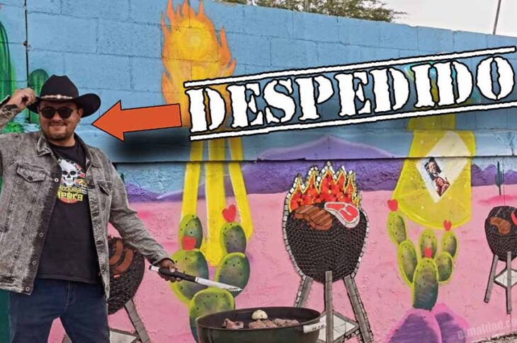 Fernando Mcdaleno posando en el mural de la carne asada.