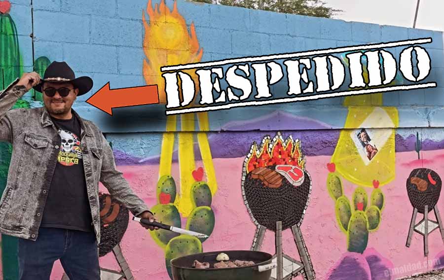 Fernando Mcdaleno posando en el mural de la carne asada.
