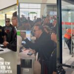 Julio Preciado discutiendo con personal de Volaris y recibiendo trato preferencial por su prepotencia.