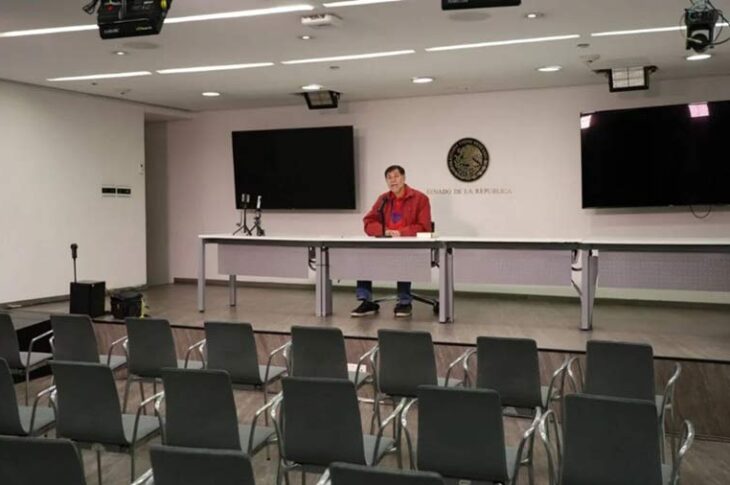 Noroña solo en su conferencia de prensa.