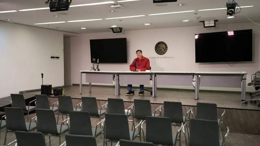 Noroña solo en su conferencia de prensa.