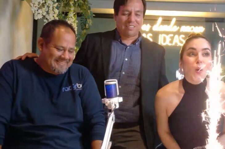 Cristian Torres, Armando Nieblas y Andrea Celeste. Captura de pantalla de su transmisión en vivo.