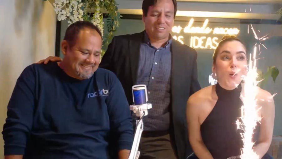 Cristian Torres, Armando Nieblas y Andrea Celeste. Captura de pantalla de su transmisión en vivo.