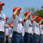 Jóvenes haciendo el servicio militar.