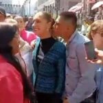 Claudia Sheinbaum siendo acosada en la calle ante varias persona.
