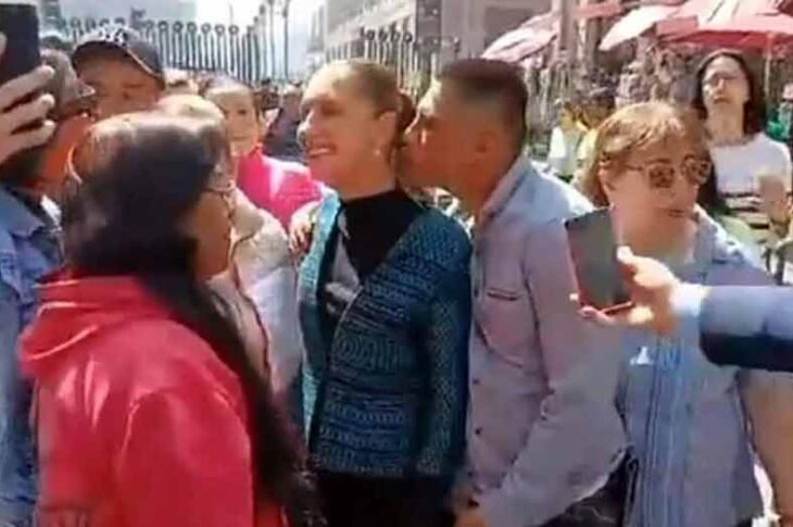 Claudia Sheinbaum siendo acosada en la calle ante varias persona.