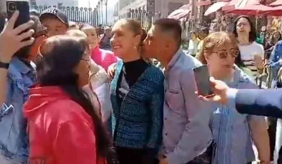 Claudia Sheinbaum siendo acosada en la calle ante varias persona.
