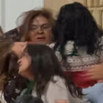 Diputadas en pleno agarrón comprobando que no tienen extensiones.