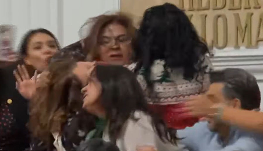 Diputadas en pleno agarrón comprobando que no tienen extensiones.