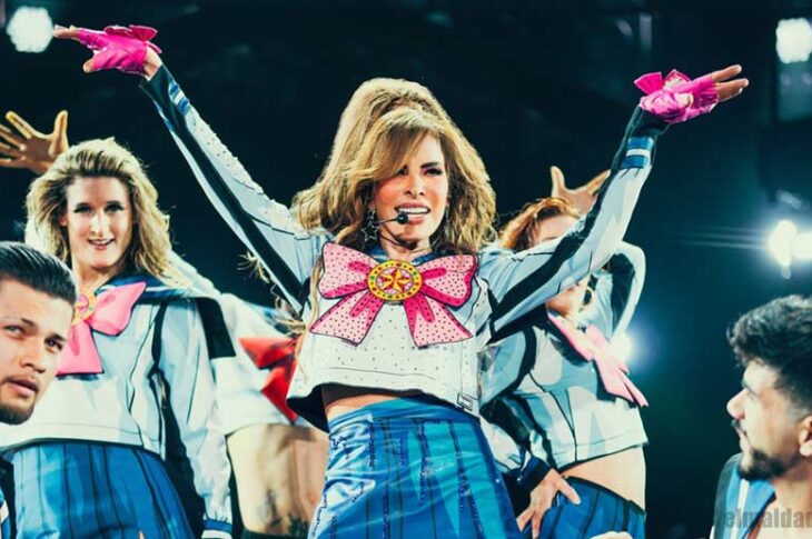 Gloria Trevi en pleno show con temática de Sailor Moon.