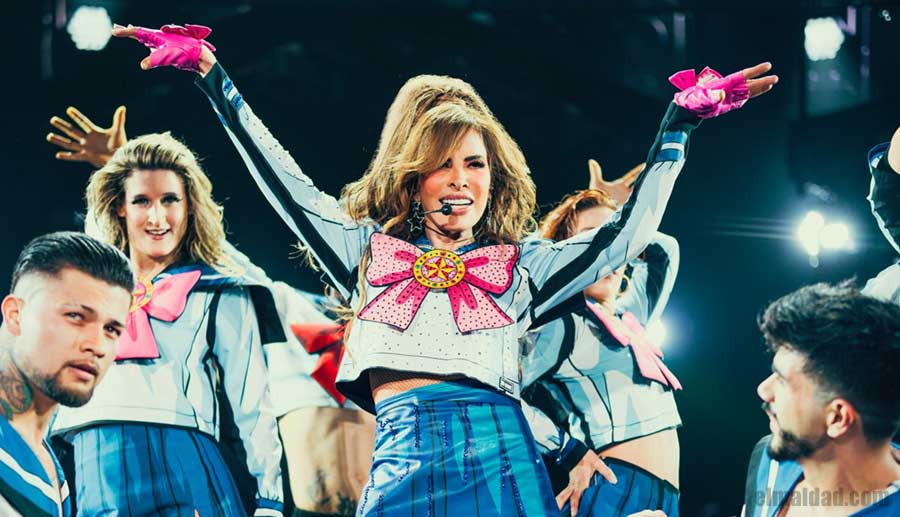 Gloria Trevi en pleno show con temática de Sailor Moon.