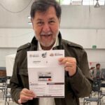 Noroña presumiendo su tarjeta.