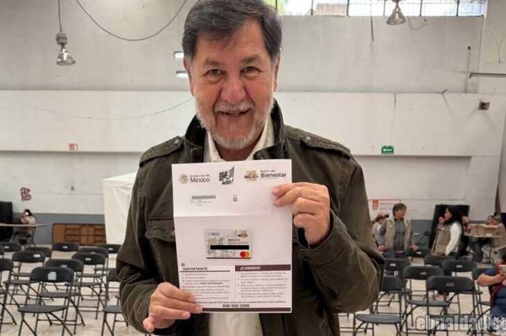 Noroña presumiendo su tarjeta.