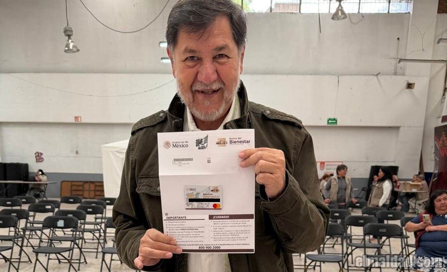 Noroña presumiendo su tarjeta.