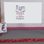 El estante de farmacias del bienestar y Claudia Sheinbaum.