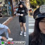 Mizzy haciendo multas de broma en Hollywood.