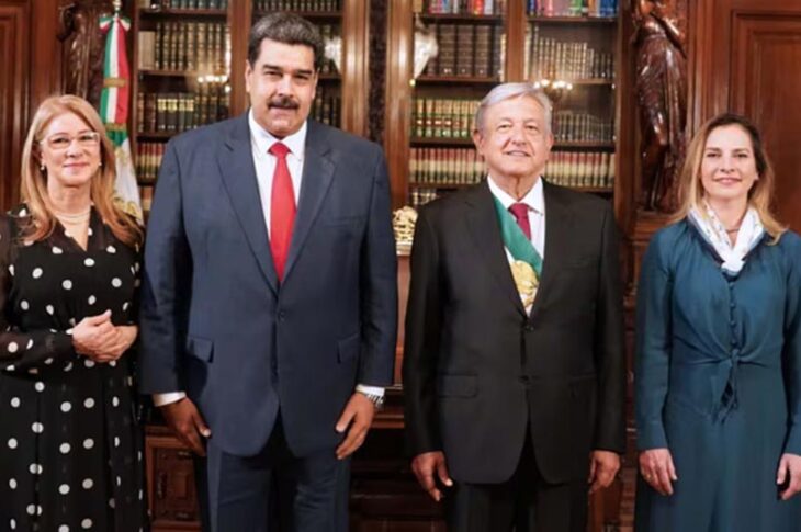 Nicolás Maduro y AMLO con sus esposas.