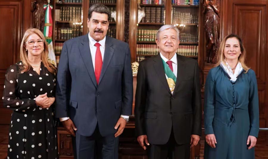 Nicolás Maduro y AMLO con sus esposas.
