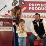 Marina del Pilar usando a su hijo como "escudo".