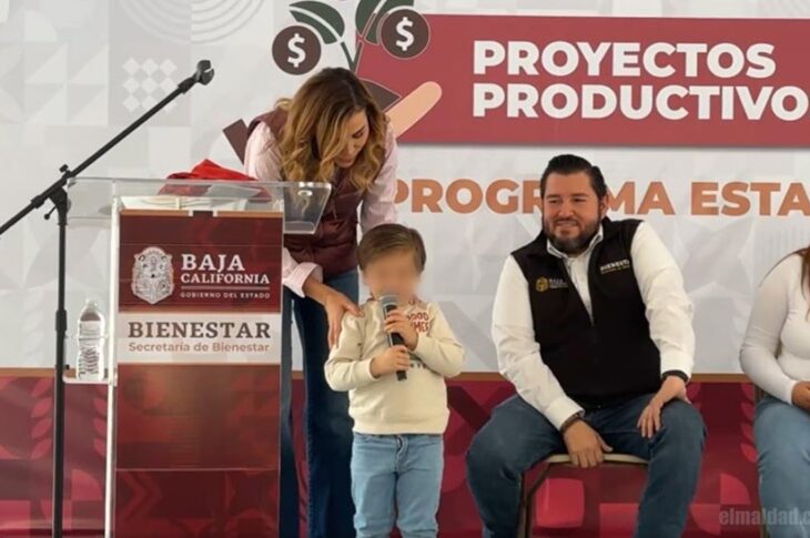 Marina del Pilar usando a su hijo como "escudo".