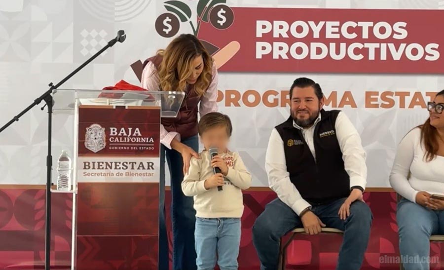 Marina del Pilar usando a su hijo como "escudo".