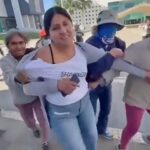 Italibi Sarai siendo jaloneada por regidoras y vecinas.