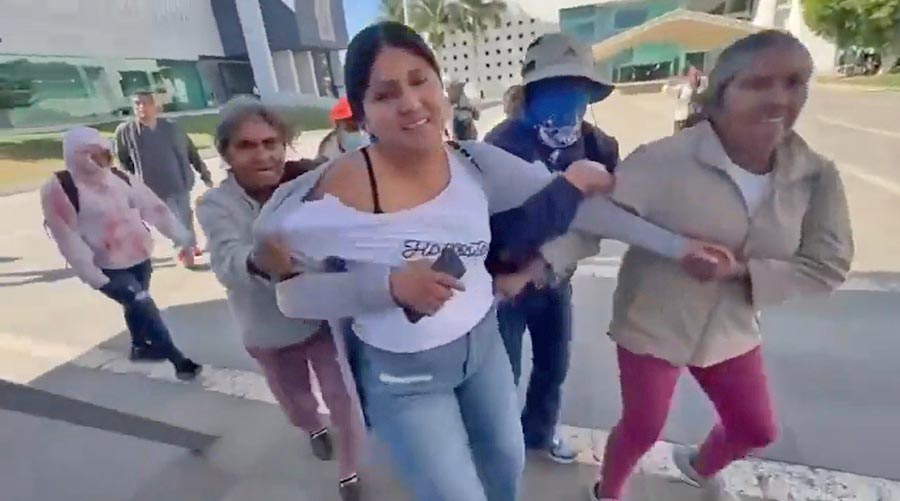 Italibi Sarai siendo jaloneada por regidoras y vecinas.