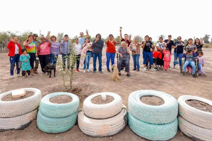 Regidor Alfredo Wong con vecinos de la colonia Gabriela Mistral.