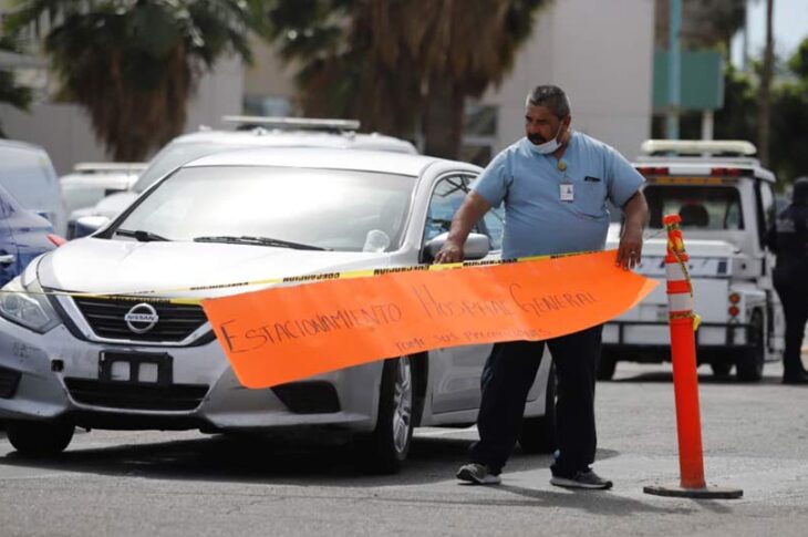 Estacionamiento improvisado en el hospital general. Foto: Juan Morales.