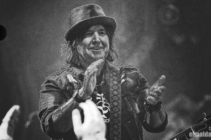 Phil Campbell en el escenario en 2025.