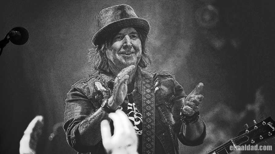 Phil Campbell en el escenario en 2025.