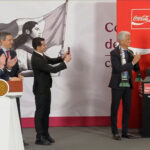 Claudia Sheinbaum sosteniendo la copa del mundo.